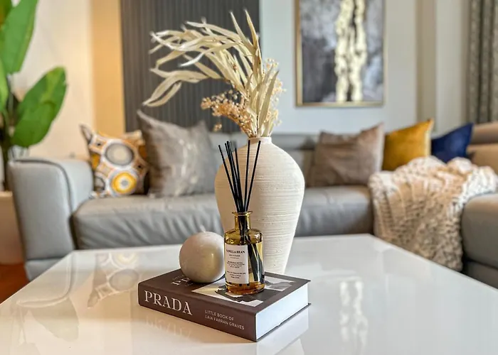 Higuests - Charming Retreat In Citywalk With Balcony And Pool
