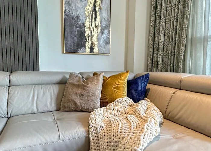 Higuests - Charming Retreat In Citywalk With Balcony And Pool