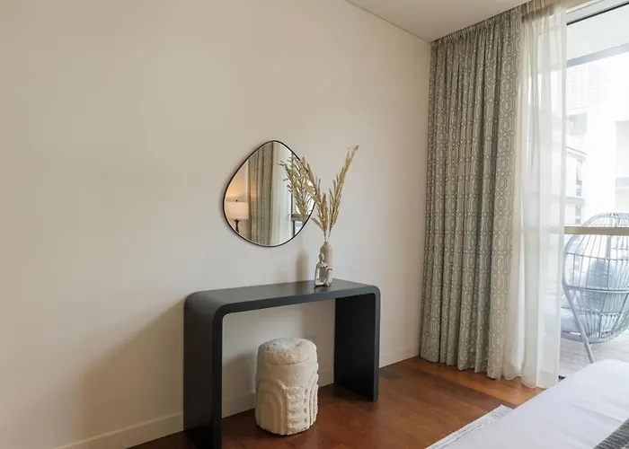 Higuests - Charming Retreat In Citywalk With Balcony And Pool