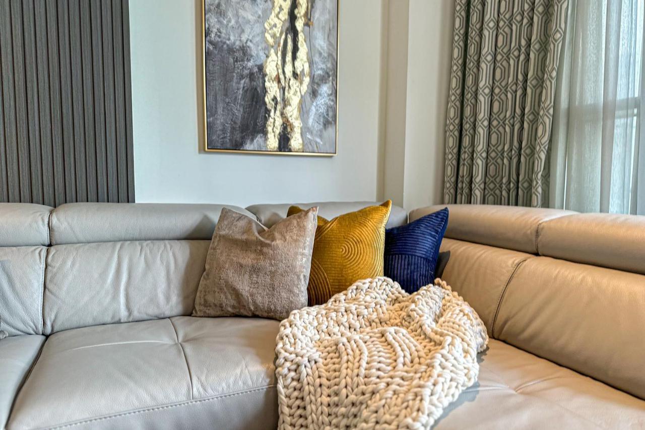 Higuests - Charming Retreat In Citywalk With Balcony And Pool *